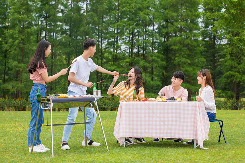 青年朋友聚会野餐烧烤图片