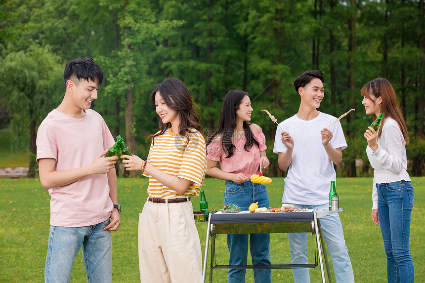 青年朋友聚会野餐烧烤图片