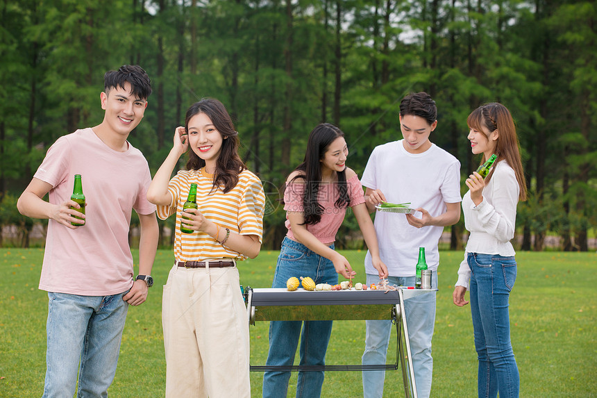 青年朋友聚会野餐烧烤图片