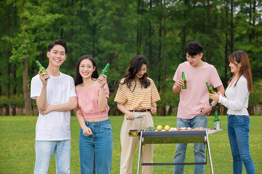 青年朋友聚会野餐烧烤图片