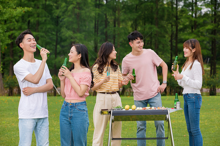 青年朋友聚会野餐烧烤图片