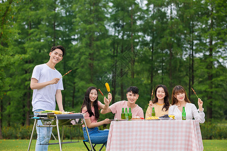 家庭bbq青年朋友野餐烧烤背景
