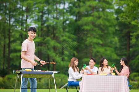 青年朋友野餐烧烤图片