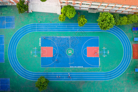 塑胶球场航拍中学校园篮球场和塑胶跑道背景
