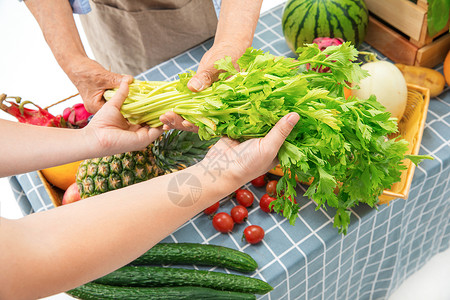 生态农产品拿着水果蔬菜的双手背景