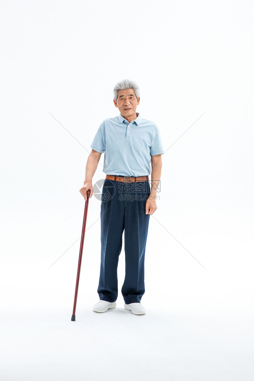 老年人拄拐杖图片