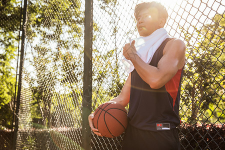 男青年打篮球休息图片
