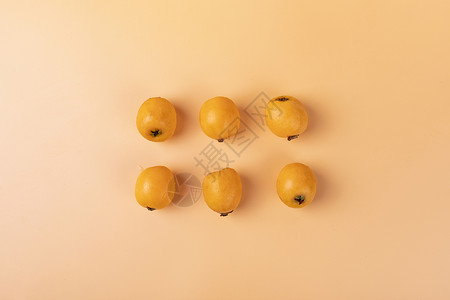 新鲜枇杷水果背景图片