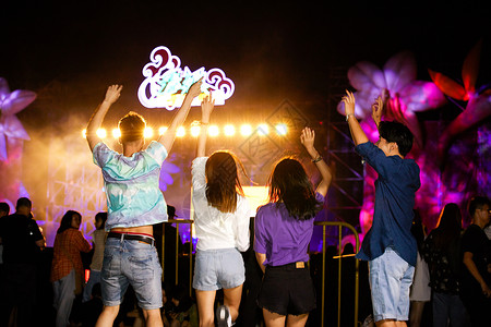 炫舞聊天素材青年男女参加音乐节背景