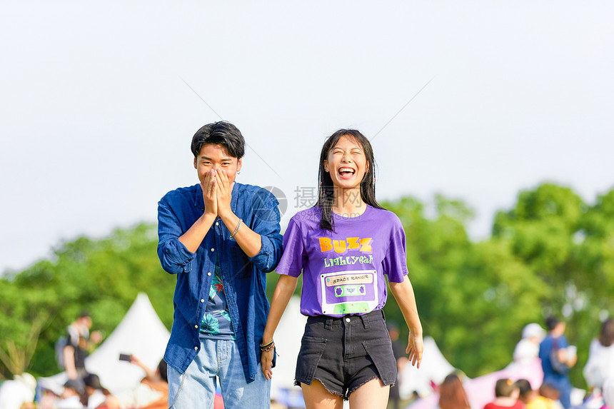 年轻情侣参加音乐节图片