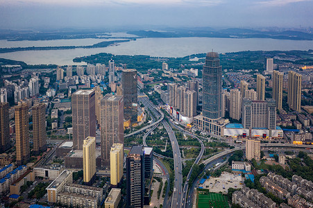 航拍城市建筑和东湖背景图片