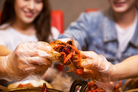 青年聚会吃小龙虾高清图片