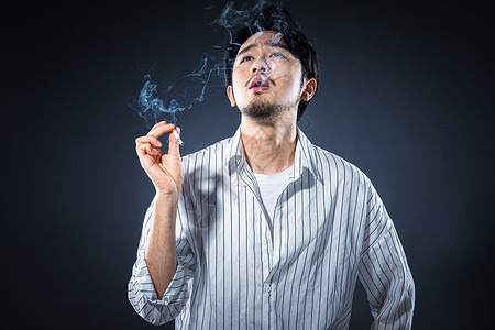 男性抽烟烟雾条纹高清图片