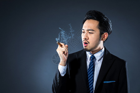 男性抽雪茄背景图片