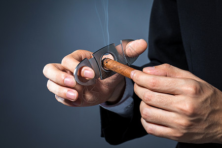 雪茄剪男性剪雪茄背景