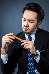 男性抽雪茄背景图片