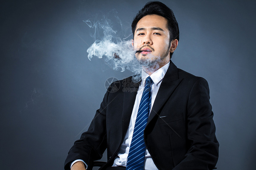 男士抽烟斗图片