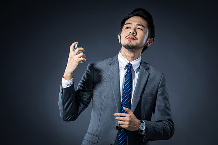 商务男士喷香水背景图片