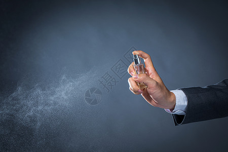 商务男士喷香水背景图片