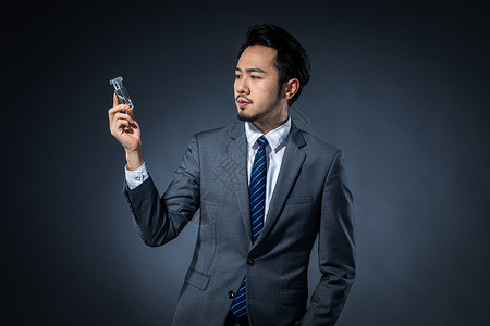 商务男士喷香水背景图片