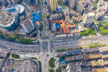 航拍车水马龙的都市十字路口图片