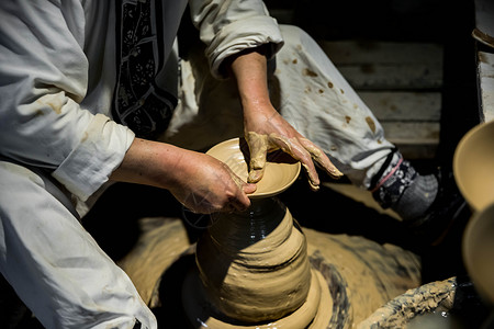 正在拉坯做陶艺的人陶艺手工拉坯背景