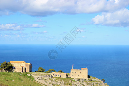 海边石屋西西里岛中世纪小镇埃里塞海景背景