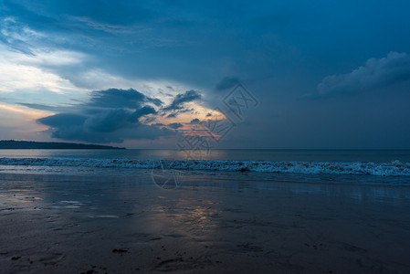 印尼巴厘岛海边夕阳风光图片