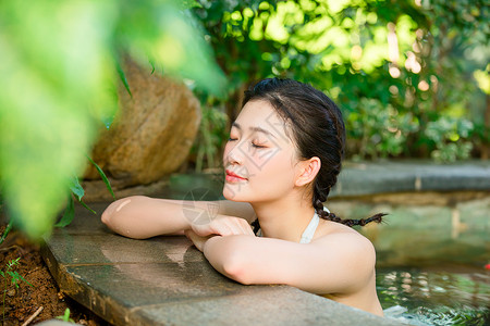 池小美女泡温泉背景