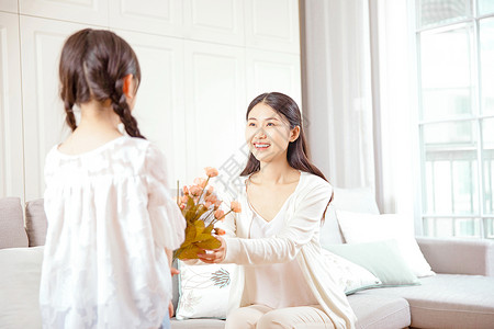 妈妈的笑容女儿给妈妈送花背景