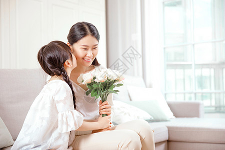 女儿给妈妈送花图片