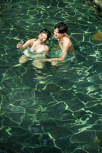 水上乐园情侣戏水背景图片