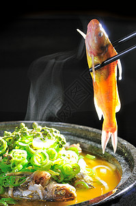 石锅野生黄骨鱼背景图片