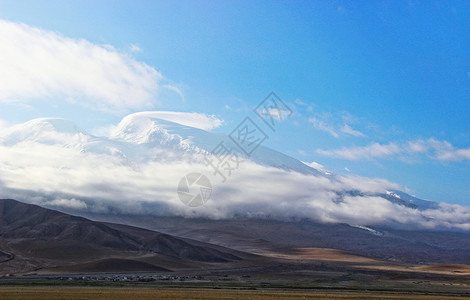 新疆独库沿途雪山图片