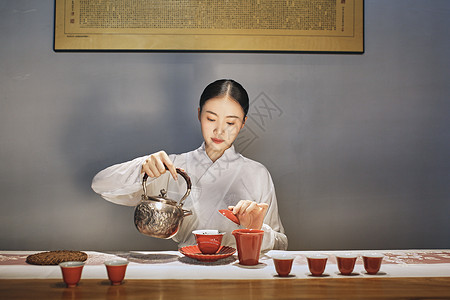 女茶艺师倒茶高清图片