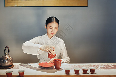 女性泡茶师倒茶高清图片