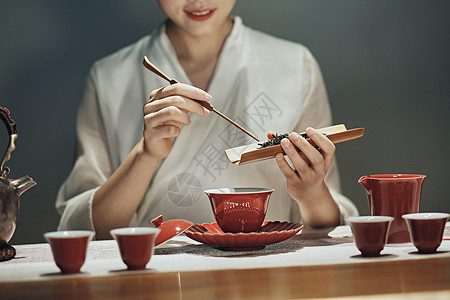 女茶艺师倒茶叶图片