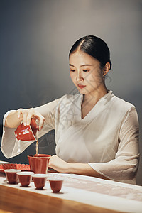 女茶艺师洗茶图片