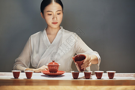 室内女茶艺师背景图片