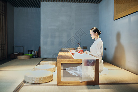 室内坐垫女茶艺师背景图片