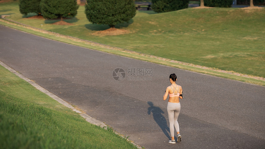女性户外跑步背影图片