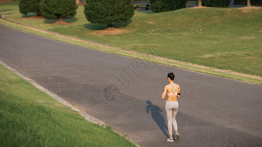 女性户外跑步背影背景图片