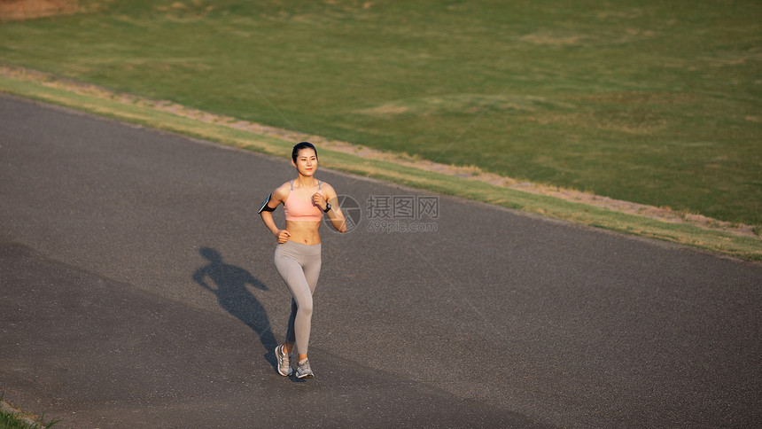 女性户外跑步图片