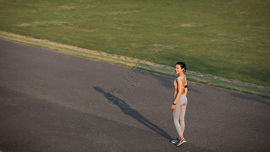 女性户外跑步图片