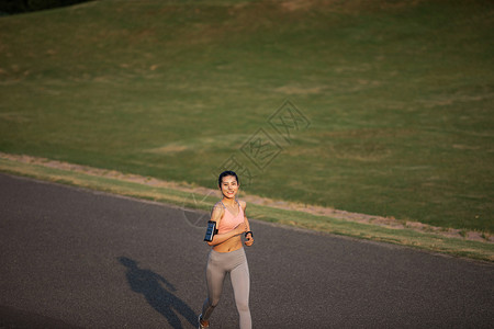 女性户外跑步背景图片