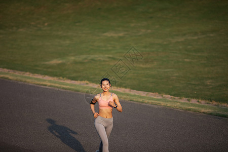 女性户外跑步背景图片