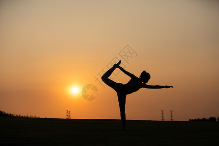 倒立剪影瑜伽女性夕阳剪影背景