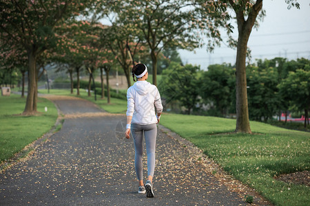 女性户外跑步图片