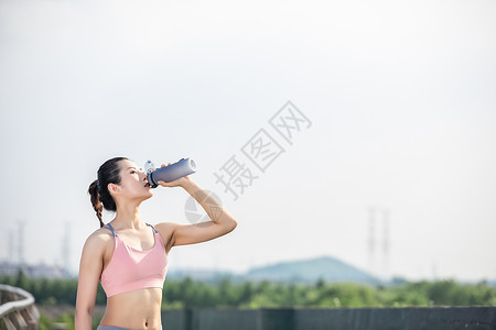 女性户外运动健身喝水图片