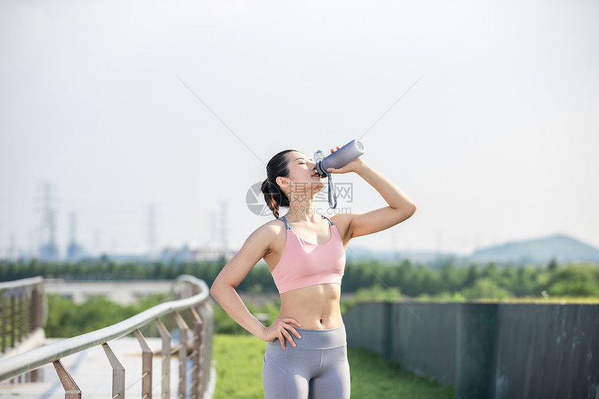 女性户外运动健身喝水图片